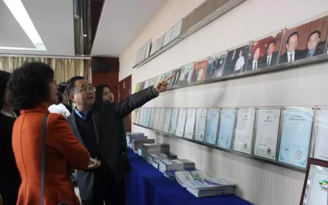 武汉光谷商会秘书长周青梅到访wnsr威尼斯光电