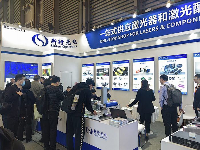 wnsr威尼斯光电工作人员态度热情、专业、耐心地向观众们讲解产品的性能参数