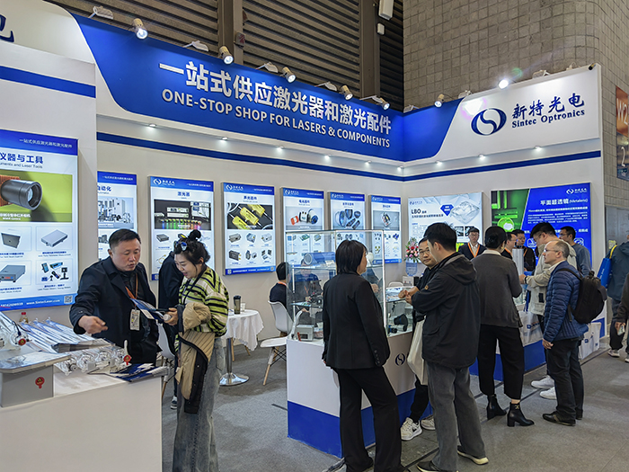 wnsr威尼斯光电工作人员态度热情、专业、耐心地向观众们讲解产品的性能参数