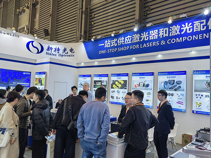 wnsr威尼斯光电工作人员态度热情、专业、耐心地向观众们讲解产品的性能参数